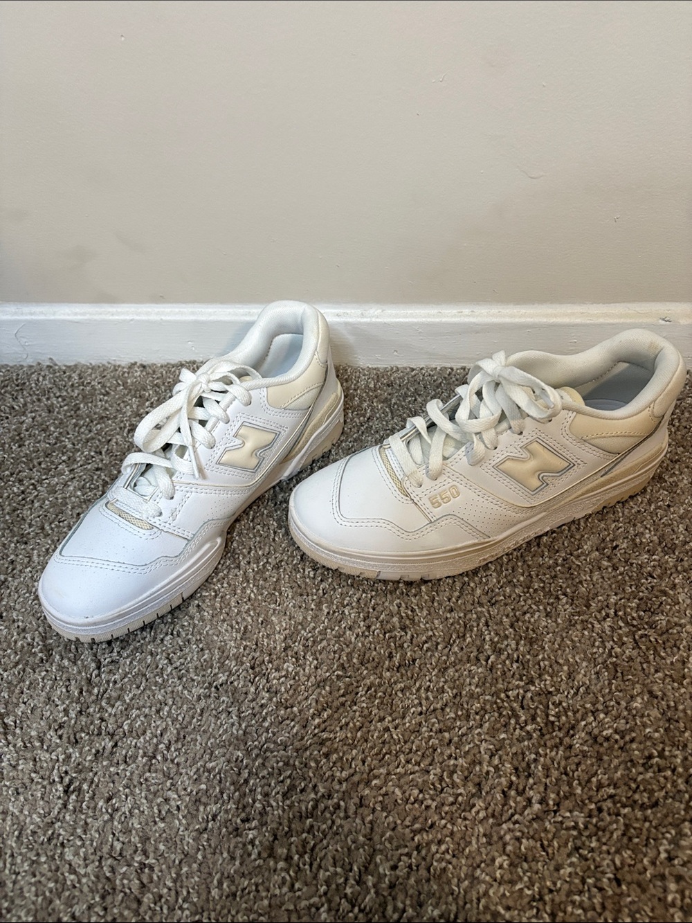 New Balance women’s 550 Sneakers in White